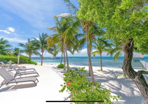 Stunning views of Cancun, private beach, w/resort style pool and hot tub 