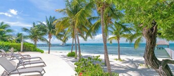 Stunning views of Cancun, private beach, w/resort style pool and hot tub 