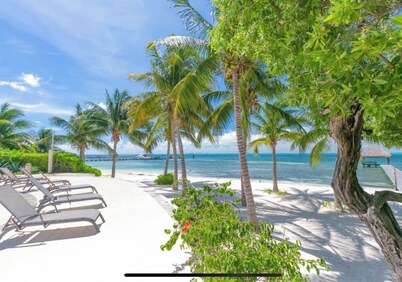 Stunning views of Cancun, private beach, w/resort style pool and hot tub 
