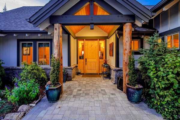 Entrance to Ironstone Lodge.