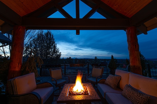 Ironstone Lodge - Luxury Living and Mountain Views