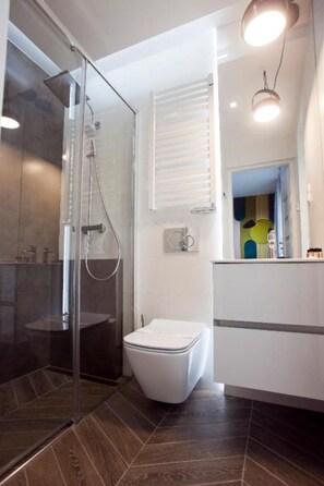 Dusj, hårføner, håndklær og såpe