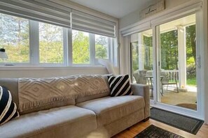 TV - The Alpine Nest-3 Beds|4 Guests|Free Parking|Pool (Mont-Tremblant)