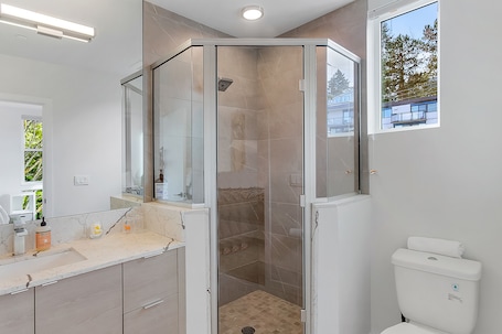 Shower, free toiletries, hair dryer, towels. Harry Potter Sweet Suites