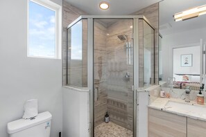 Kamar Basic | Kamar mandi | Shower, perlengkapan mandi gratis, pengering rambut, dan handuk