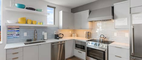 Réfrigérateur, four à micro-ondes, un four, surface de cuisson