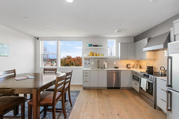 Fridge, microwave, oven, stovetop - Harry Potter Sweet Suites (Seattle)