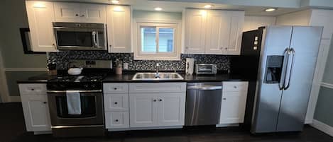 Kühlschrank, Mikrowelle, Ofen, Herdplatte