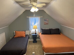 3 bedrooms, iron/ironing board, WiFi, bed sheets - Perfect for the whole family, 1 mile to the beach, firepit & spacious kitchen! (Muskegon)