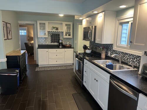 Perfect for the whole family, 1 mile to the beach, firepit & spacious kitchen!