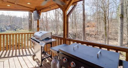 Family-Friendly Riverfront Manor on the Little Red