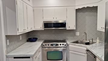 Køleskab, mikrobølgeovn, ovn, kogeplade