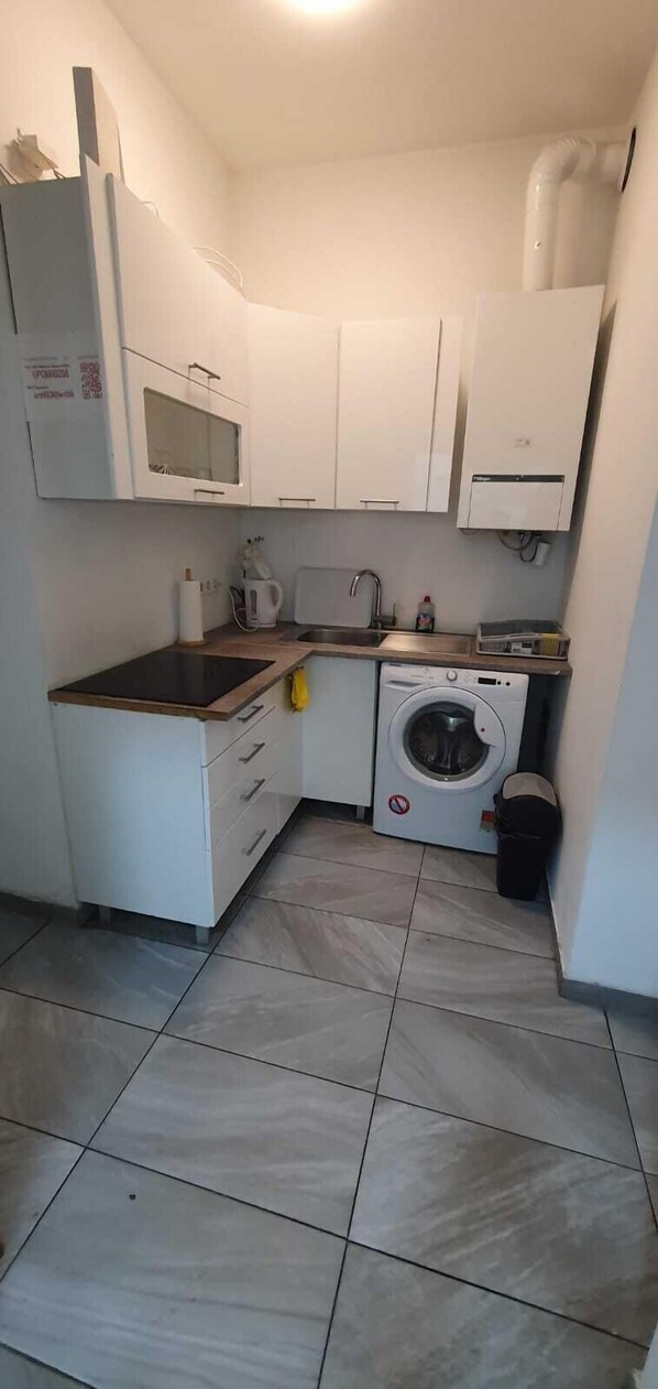 Großer Kühlschrank, Mikrowelle, Ofen, Herdplatte