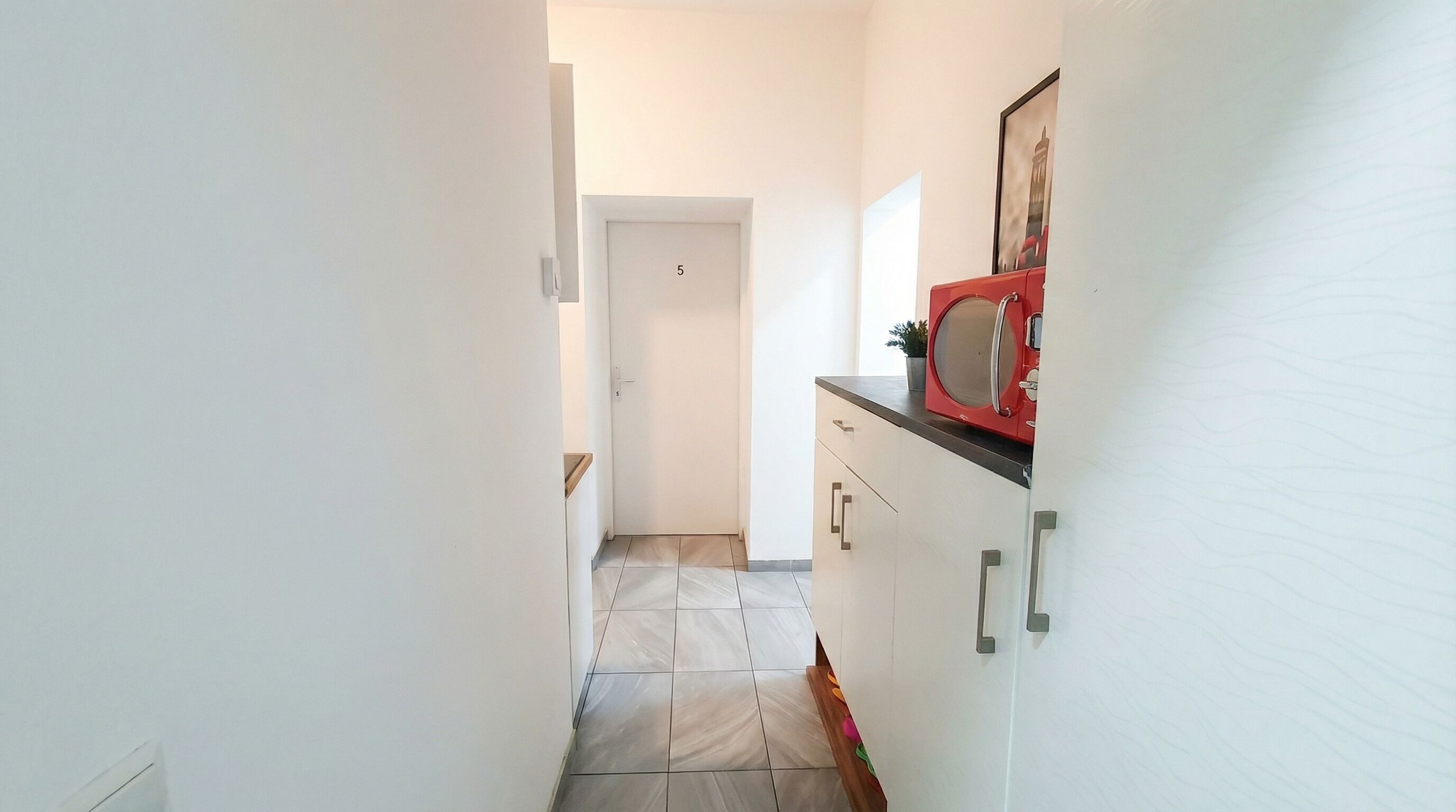 Großer Kühlschrank, Mikrowelle, Ofen, Toaster