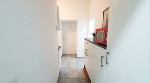 Großer Kühlschrank, Mikrowelle, Ofen, Toaster