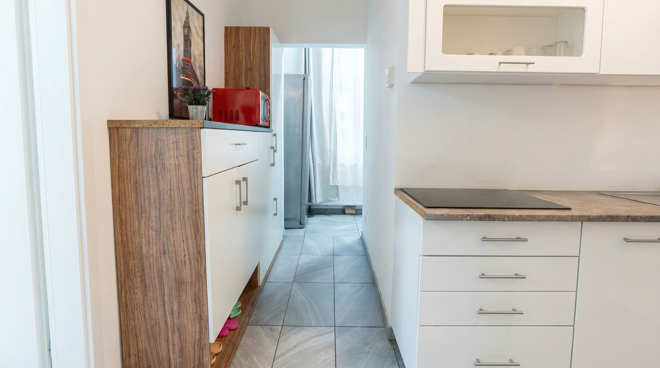 Großer Kühlschrank, Mikrowelle, Ofen, Toaster