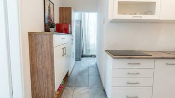 Großer Kühlschrank, Mikrowelle, Ofen, Toaster