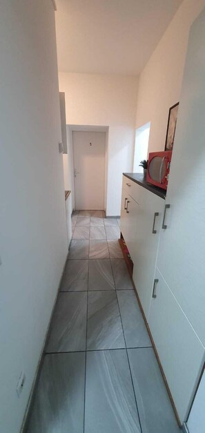 Full-sized fridge, microwave, oven, toaster - Enkplatz U3- Affordable 5BR shared Apt. (Vienna)