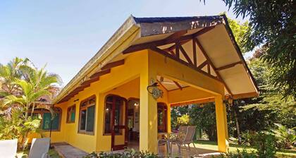 Quiet Jungle House - Just Minutes from Beaches!