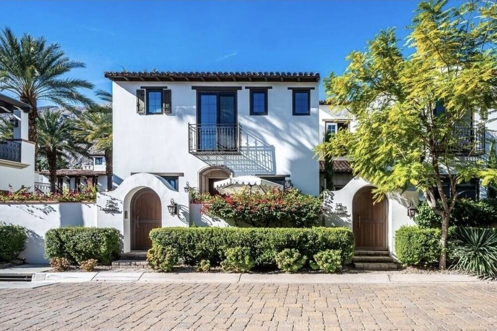 NEW LISTING DISCOUNT - Spectacular Condo in Downtown Palm Springs -- Pool, Spa