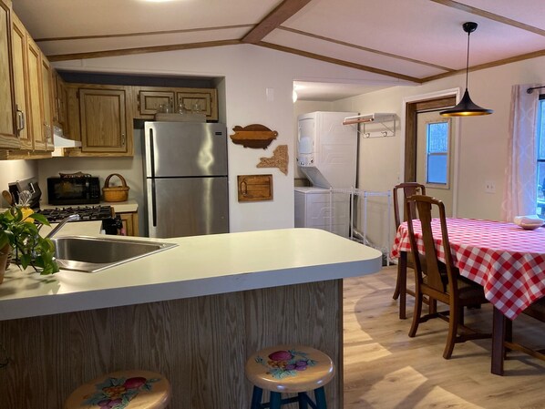 冷蔵庫、電子レンジ、オーブン、コンロ