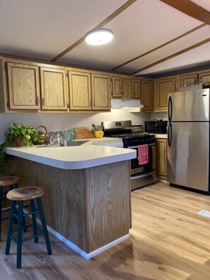 冷蔵庫、電子レンジ、オーブン、コンロ