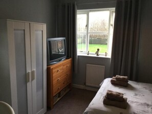 1 bedroom, iron/ironing board, WiFi, bed sheets - Constantine Court Homestay
Shared bathroom with owner (Shepton Mallet)