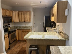 Refrigerador, microondas, horno, placa de cocina