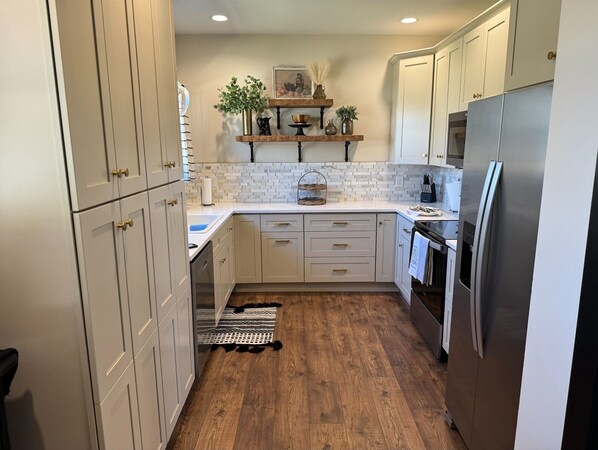 Mikrowelle, Ofen, Herdplatte, Geschirrspüler