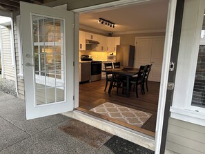Outdoor dining - Charming Mill Bay 2 Br Suite (Mill Bay)