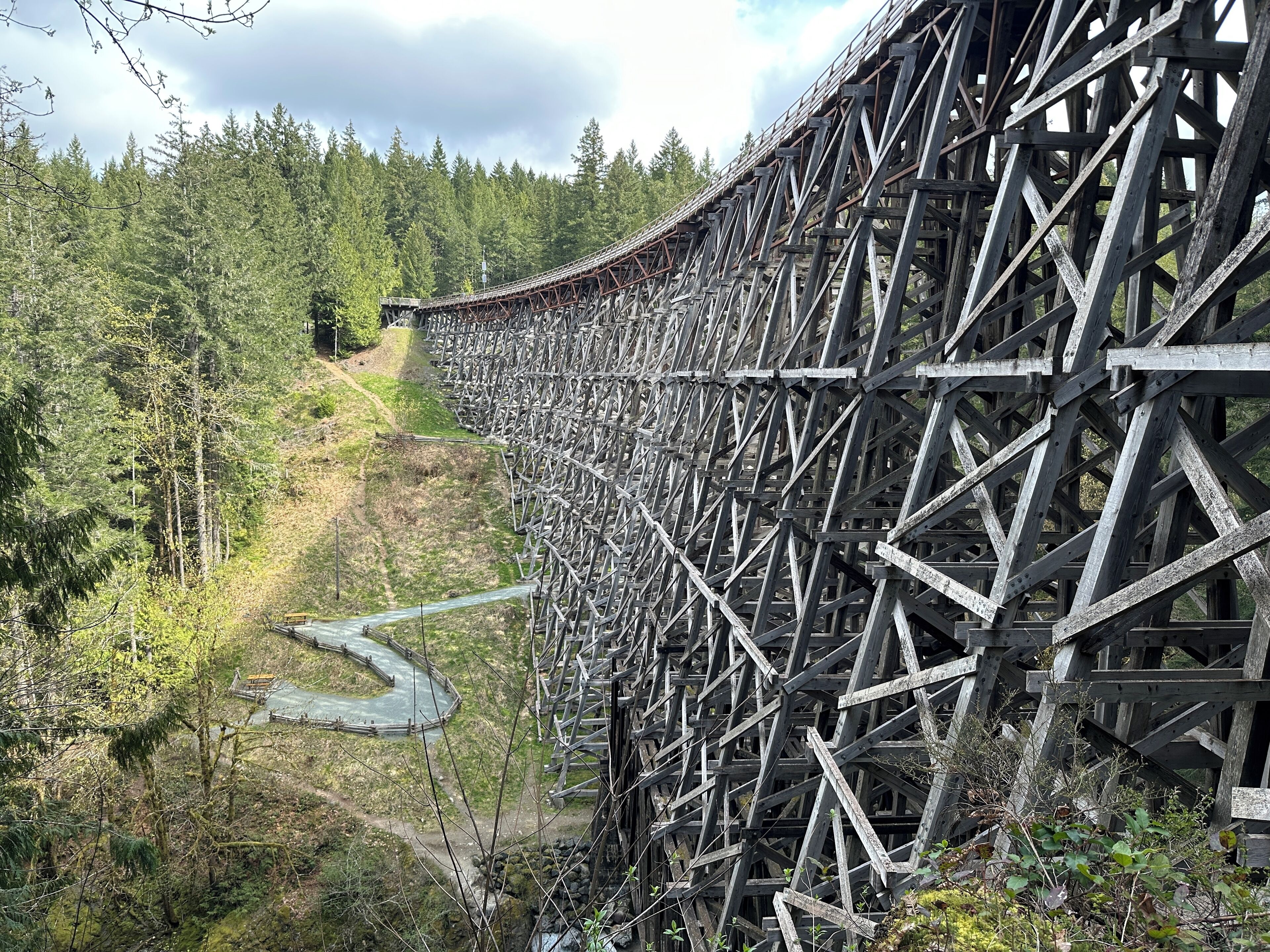Une grande structure de pont en bois surplombant une rivière.