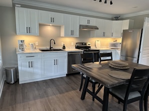 Refrigerador, microondas, horno y parrilla de estufa