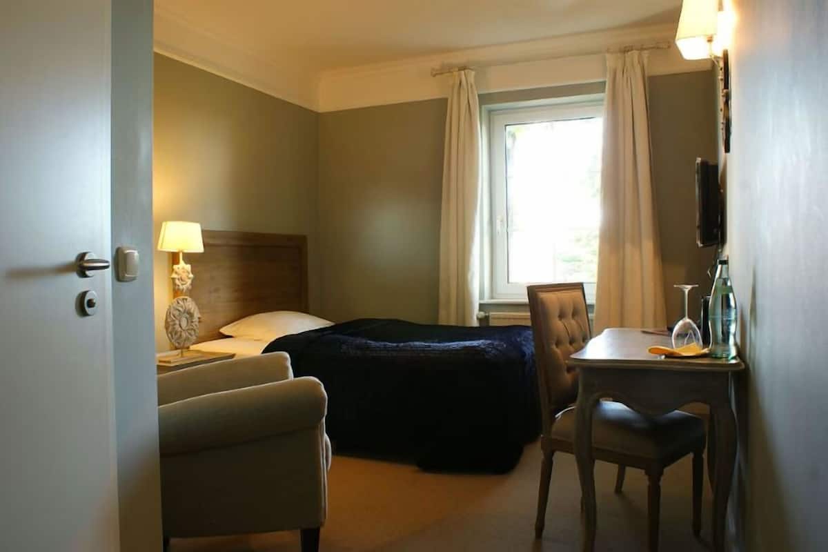 Business Single Room | Free cots/infant beds, free WiFi, bed sheets