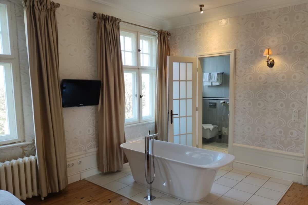 Honeymoon Studio Suite | Bathroom | Soap, shampoo, toilet paper