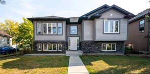 Exterior - Bright Open Suite - King Bed - Free Parking - Long Stays (Edmonton)