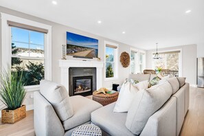 Smart TV, chimenea, videojuegos y libros 