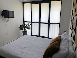 Grand appartement | Donsdekens, individueel gemeubileerd, een bureau, een laptopwerkplek