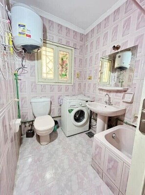 Regadera, toallas, papel de baño 