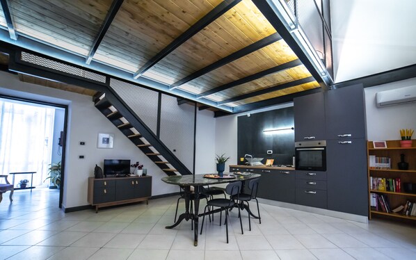 Fridge, oven, stovetop, coffee/tea maker - 1 bedroom apartment in naples (Napoli)