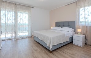 4 bedrooms, travel crib, free WiFi, bed sheets