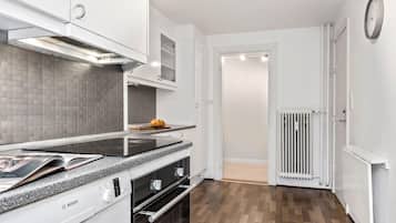 Køleskab, kogeplade, opvaskemaskine, kaffe-/temaskine