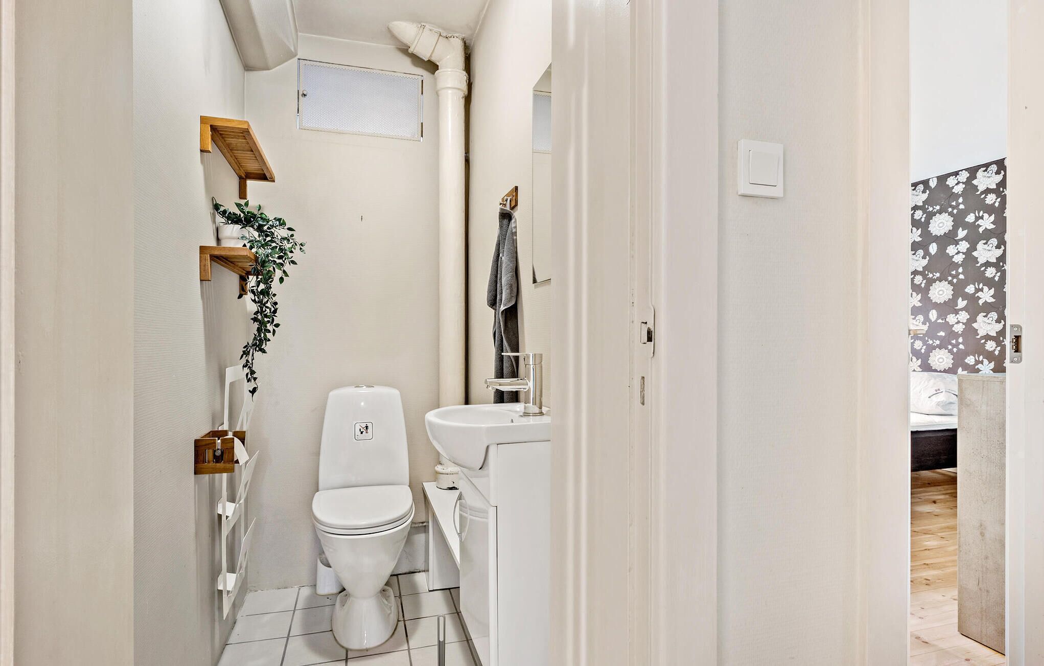Une petite salle de bain comprenant des toilettes, un lavabo et une douche.