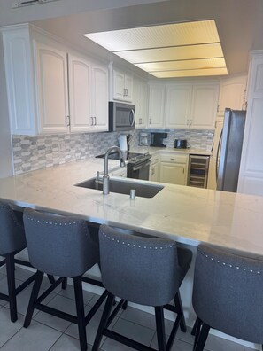 Réfrigérateur, micro-ondes, four, plaque de cuisson