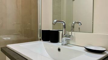Shower, hair dryer, towels