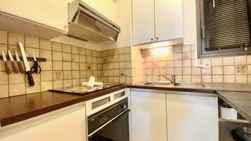 Réfrigérateur, micro-ondes, four, cafetiÚre/bouilloire