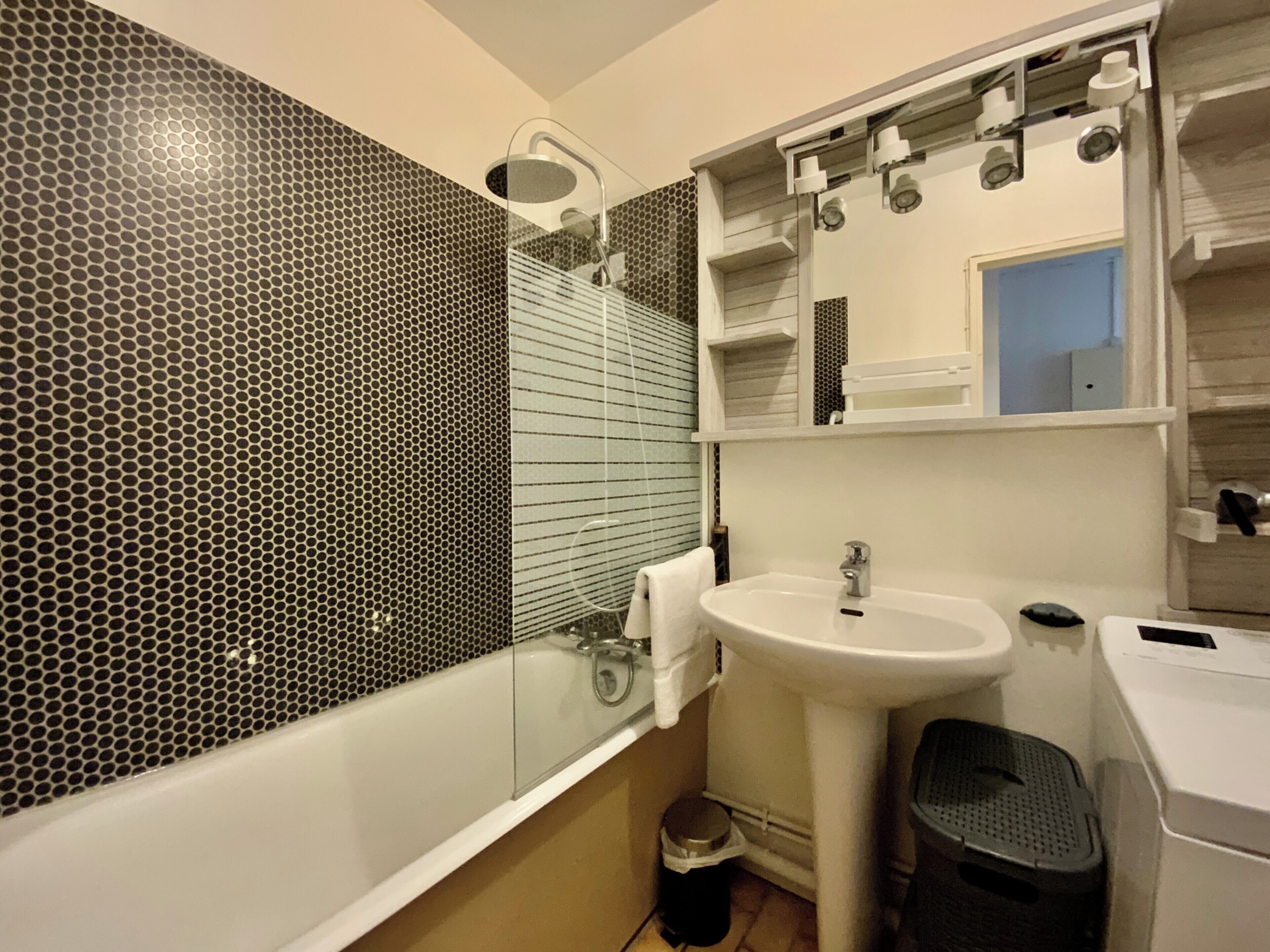 Articles de toilette gratuits, sèche-cheveux, serviettes fournies
