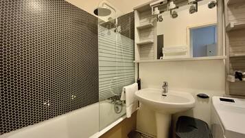Articles de toilette gratuits, sèche-cheveux, serviettes fournies