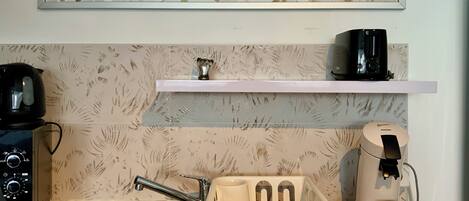 Jääkaappi, mikroaaltouuni, astianpesukone, kahvin-/teenkeitin