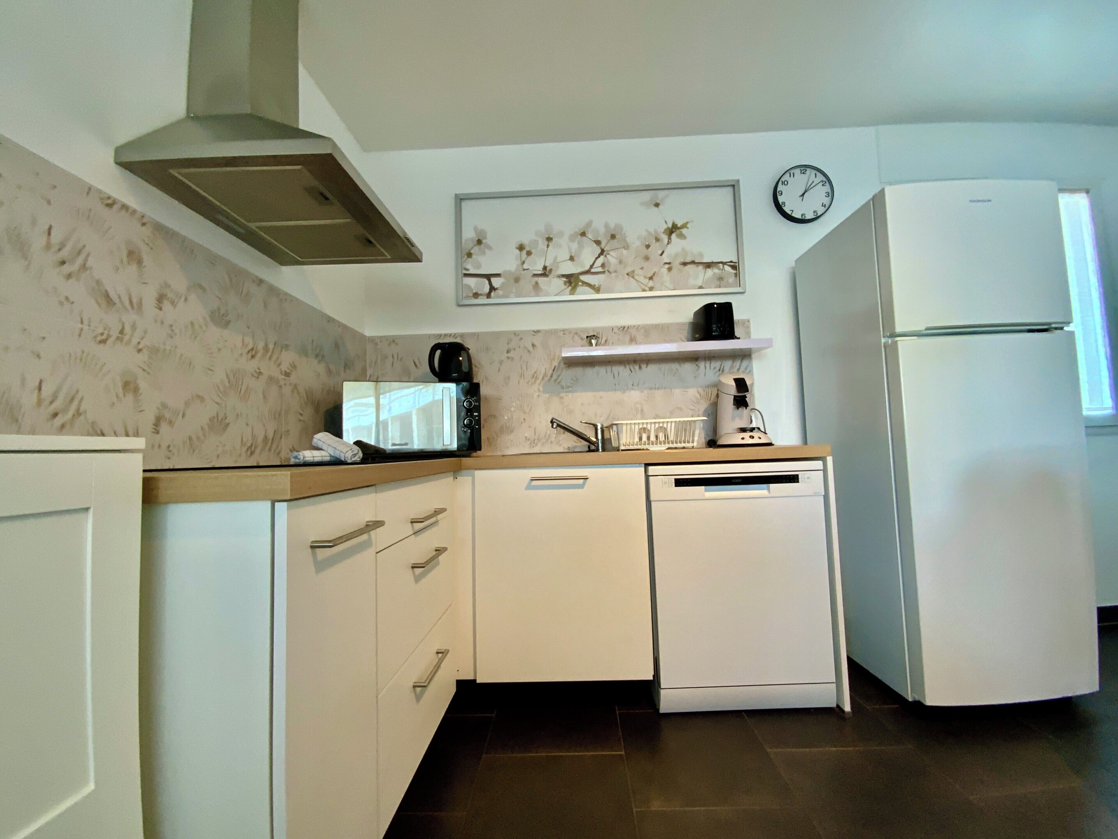 Jääkaappi, mikroaaltouuni, astianpesukone, kahvin-/teenkeitin