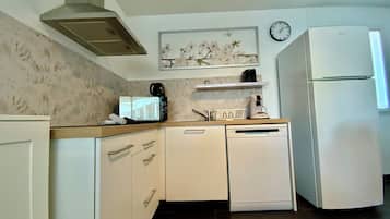 Jääkaappi, mikroaaltouuni, astianpesukone, kahvin-/teenkeitin